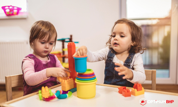 Zabawki dla dwulatka – jakie zabawki będą najlepsze dla dziecka w wieku 2 lat? Poznajmy propozycje oferowane przez sklep online.