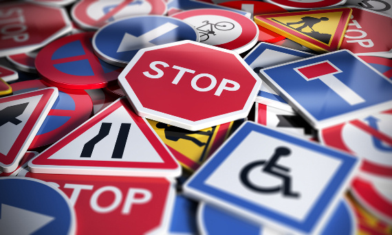 Znaki drogowe – lepiej kupić czy wypożyczyć?